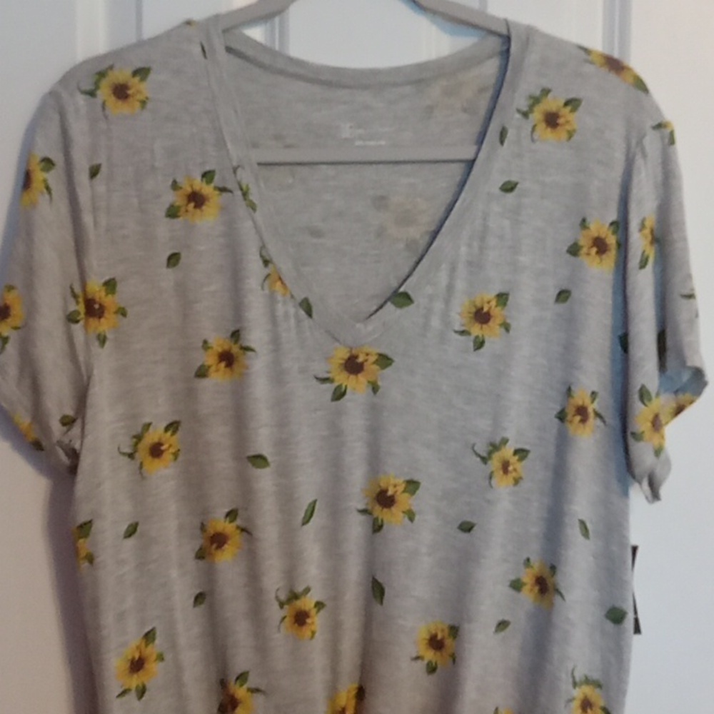 No Boundaries Sunflower Print Gray V-Neck Tee - Picture 2 of 4